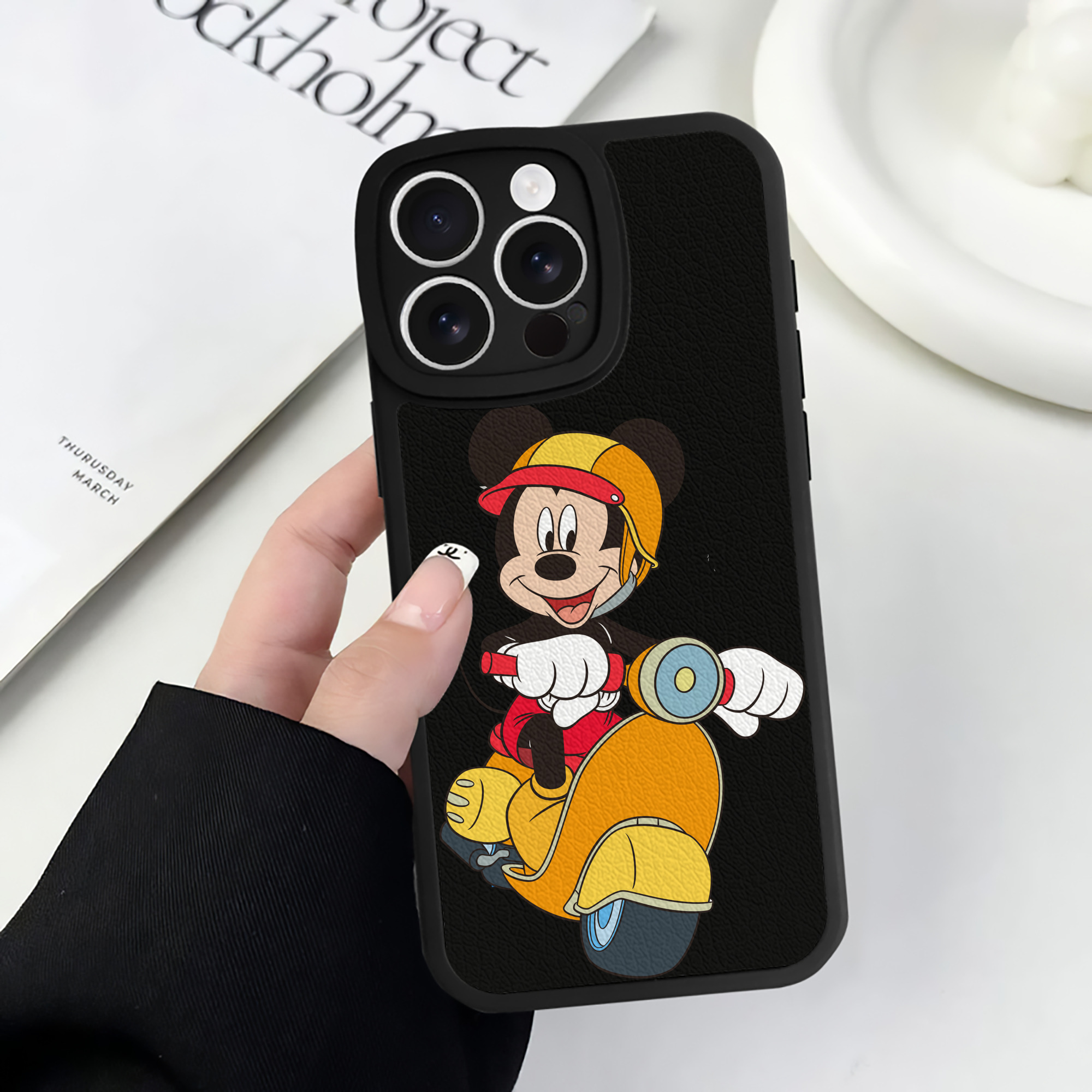 （画像用） ミッキーマウス Mickey Mouse 【iPhone 16シリーズ対応】シリコンスマホケース（レザー調） 材質：シリコン